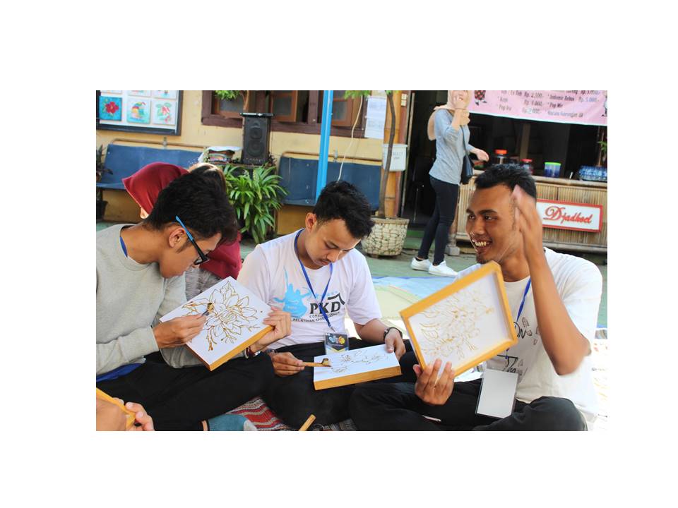 D-3 Seluruh peserta SUMMIT membatik diatas kanvas yang telah diarahkan oleh pengelola kampung batik
